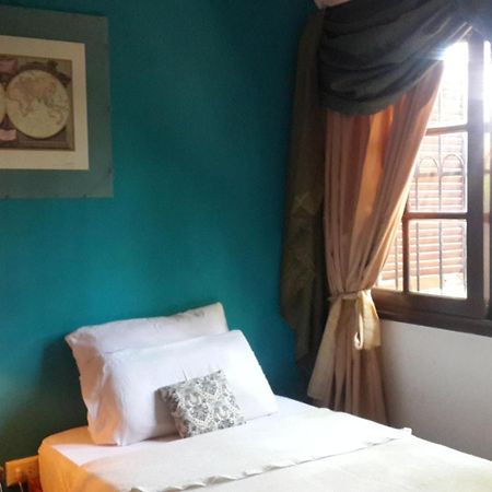 Casa Folks - Bed And Breakfast Пуерто Игуасу Екстериор снимка