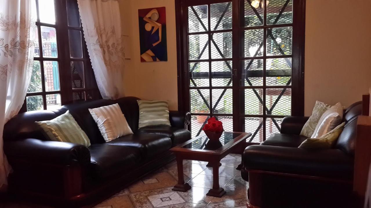 Casa Folks - Bed And Breakfast Пуерто Игуасу Екстериор снимка
