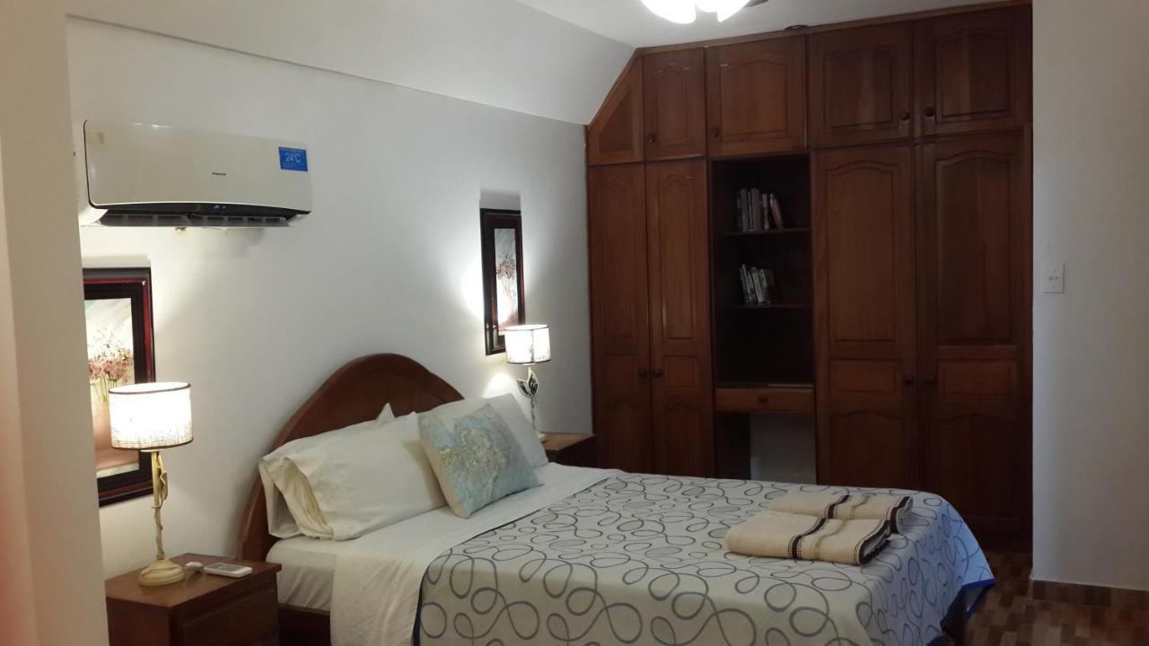 Casa Folks - Bed And Breakfast Пуерто Игуасу Екстериор снимка