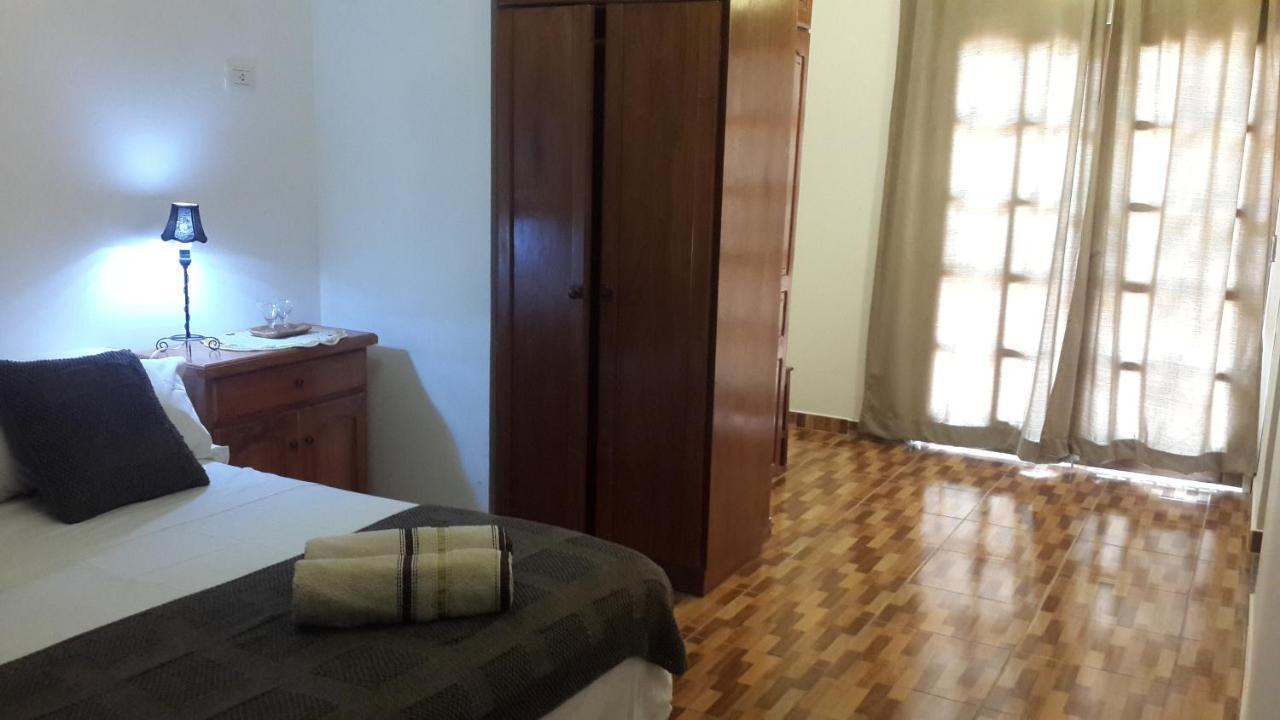 Casa Folks - Bed And Breakfast Пуерто Игуасу Екстериор снимка